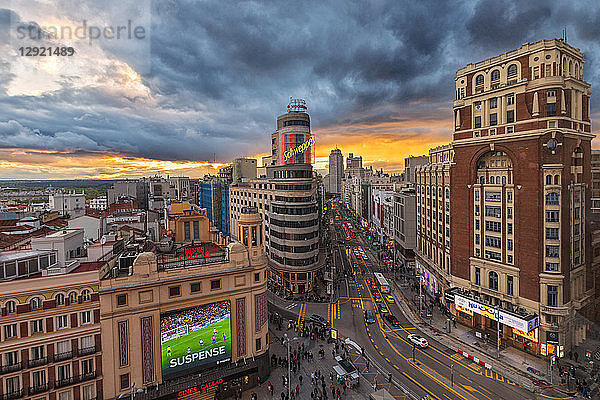 Blick von oben auf die Plaza del Callao (Callao-Platz)  das Kapitol und die Gran Via bei Sonnenuntergang  Madrid  Spanien  Europa