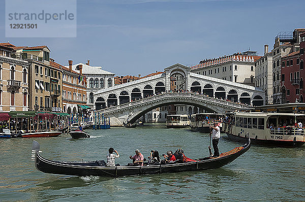 Rialtobrücke und Gondel auf dem Canale Grande  Venedig  UNESCO-Weltkulturerbe  Venetien  Italien