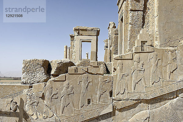 Meder und Arachos-Priester  Die Tachara  der Palast des Darius  das exklusive Gebäude von Darius I.  Persepolis  Iran  Naher Osten