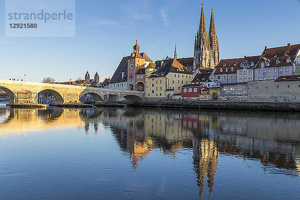 Blick auf den Dom St. Peter  die Steinerne Brücke und den Brückenturm  Regensburg  Bayern  Deutschland