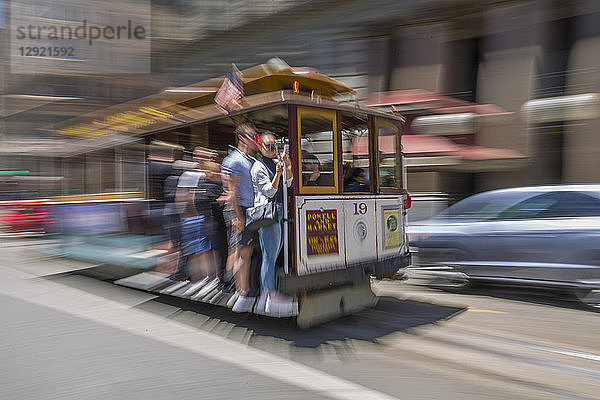 Schnell fahrende Seilbahn am Union Square  San Francisco  Kalifornien  Vereinigte Staaten von Amerika  Nordamerika