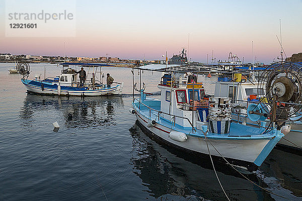 Traditionelle Fischerboote im Hafen von Paphos im Süden Zyperns in der Abenddämmerung  Zypern  Mittelmeer
