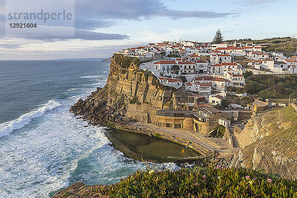 Blick von einem Aussichtspunkt über das Dorf  Azenhas do Mar  Stadtbezirk Sintra  Portugal  Europa