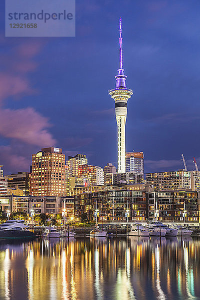 Viaduct Harbour Hafengebiet und Auckland Marina bei Nacht  Auckland Skyline  Sky Tower  Auckland  Nordinsel  Neuseeland  Pazifik