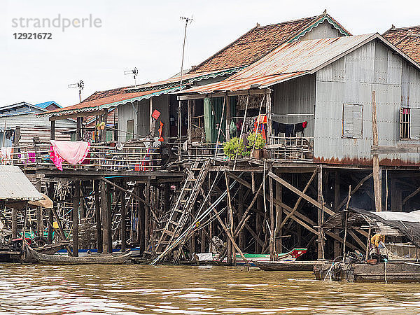 Häuser auf Stelzen  schwimmendes Dorf Kompong Khleang  am Tonle-Sap-See  Kambodscha  Indochina  Südostasien  Asien