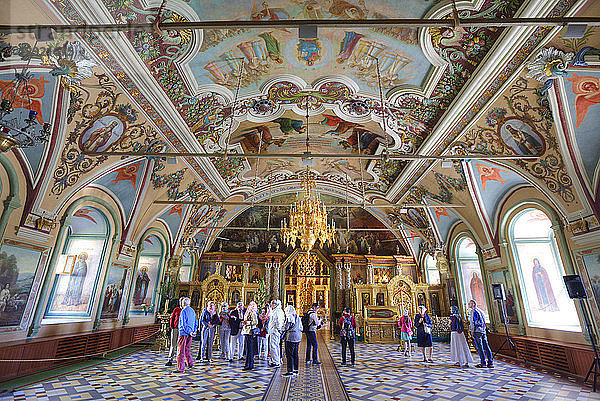 Touristen  Fresken  St. Sergius-Kirche  Dreifaltigkeitskloster St. Sergius  UNESCO-Weltkulturerbe  Sergiev Posad  Russland  Europa