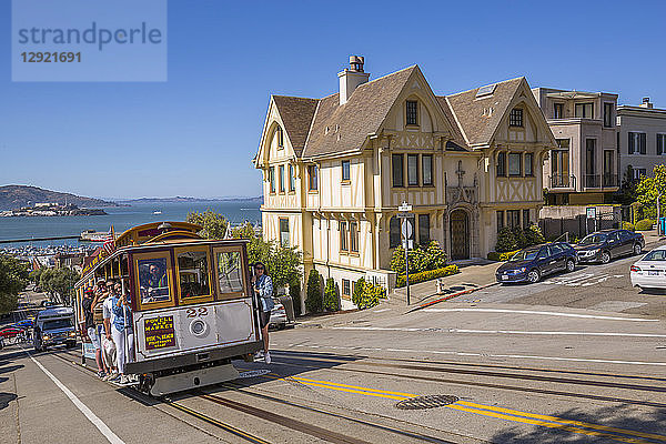 Cable Car auf der Hyde Street und Alcatraz sichtbar im Hintergrund  San Francisco  Kalifornien  Vereinigte Staaten von Amerika  Nordamerika