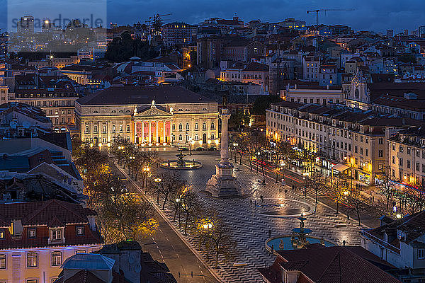 Blick vom Aussichtspunkt Santa Justa über den Rossio-Platz (Platz Pedro IV) in der Abenddämmerung  Lissabon  Portugal  Europa