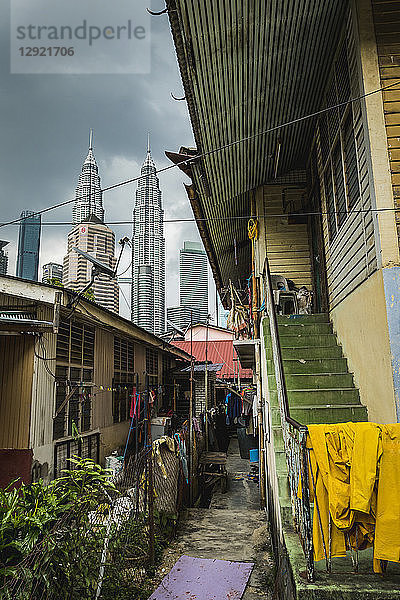 Gasse in Kampung Baru mit den Petronas-Zwillingstürmen im Hintergrund  Kuala Lumpur  Malaysia  Südostasien