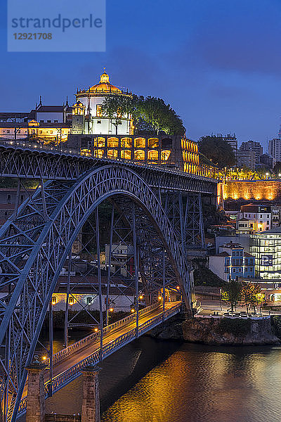 Brücke Dom Luis I. und Kloster Serra do Pilar in der Abenddämmerung  Porto  Portugal  Europa