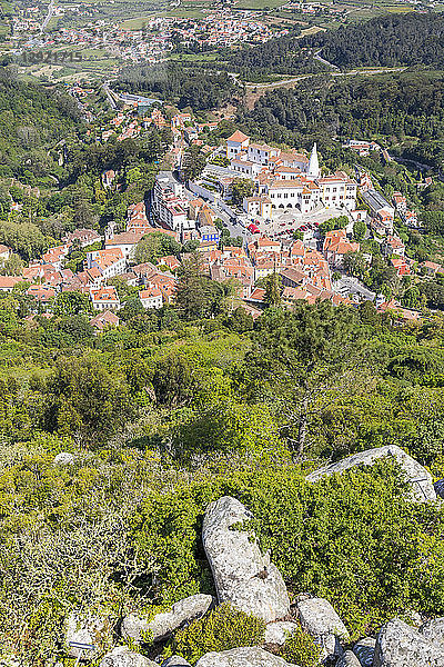 Blick von der maurischen Burg hinunter auf das historische Zentrum von Sintra  Portugal  Europa