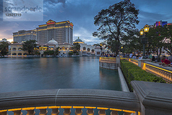 Blick auf Caesars Palace in der Abenddämmerung  The Strip  Las Vegas Boulevard  Las Vegas  Nevada  Vereinigte Staaten von Amerika  Nordamerika