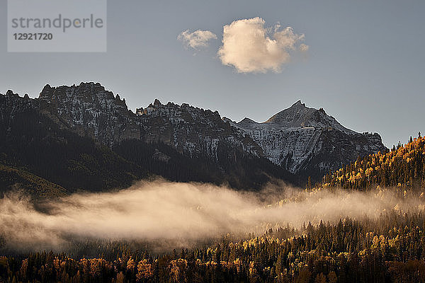 Schneebedeckter Berg im Herbst mit Nebel  Uncompahgre National Forest  Colorado  Vereinigte Staaten von Amerika  Nordamerika