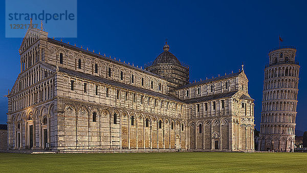 Der schiefe Turm und der Dom (Duomo)  beleuchtet bei Nacht auf dem Campo dei Miracoli  UNESCO-Weltkulturerbe  Pisa  Toskana  Italien