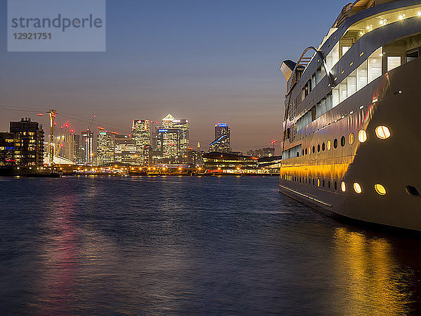 Canary Wharf vom Royal Victoria Dock mit Sunborn Hotel  Docklands  London  England  Vereinigtes Königreich