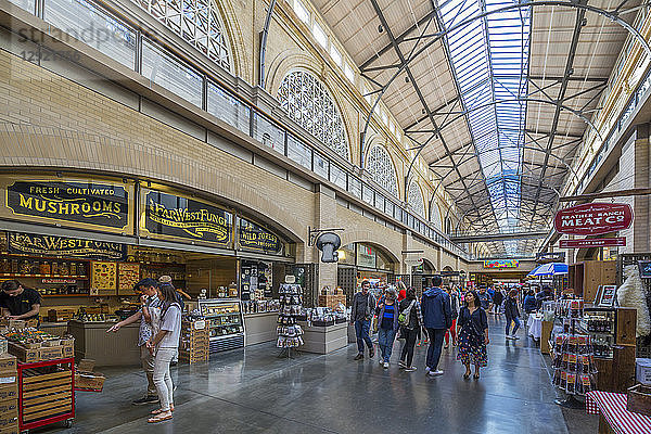Das Innere des Ferry Building Marketplace auf dem Embarcadero  San Francisco  Kalifornien  Vereinigte Staaten von Amerika  Nordamerika