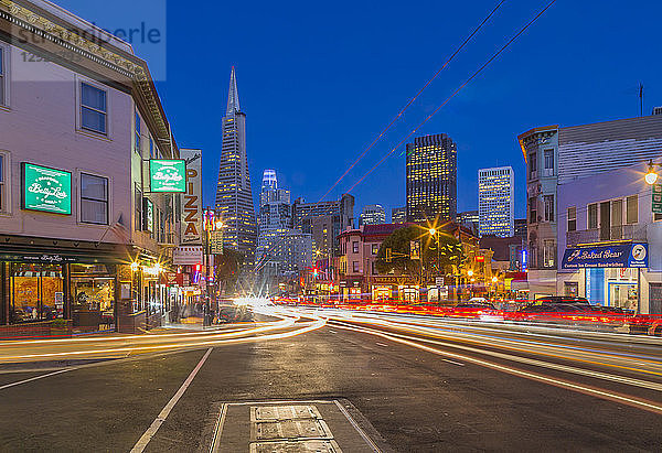 Ansicht der Transamerica Pyramid an der Columbus Avenue  North Beach  San Francisco  Kalifornien  Vereinigte Staaten von Amerika  Nordamerika