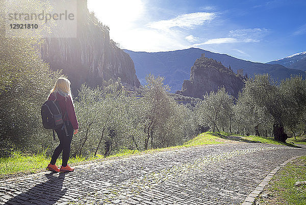 Ein junger Tourist geht auf der Via Crucis  Arco di Trento  Provinz Trient  Trentino-Südtirol  Italien