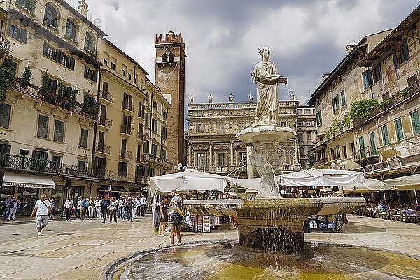 Piazza delle Erbe Brunnen  1368 Marmorbrunnen mit Madonnenstatue auf dem Marktplatz  und Maffei Palast im Hintergrund  Verona  Veneto  Italien  Europa