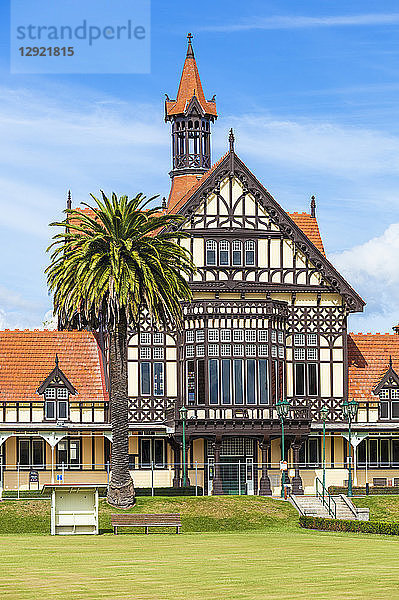 Rotorua Museum und Government Gardens im Tudor-Stil  Rotorua  Nordinsel  Neuseeland  Pazifik