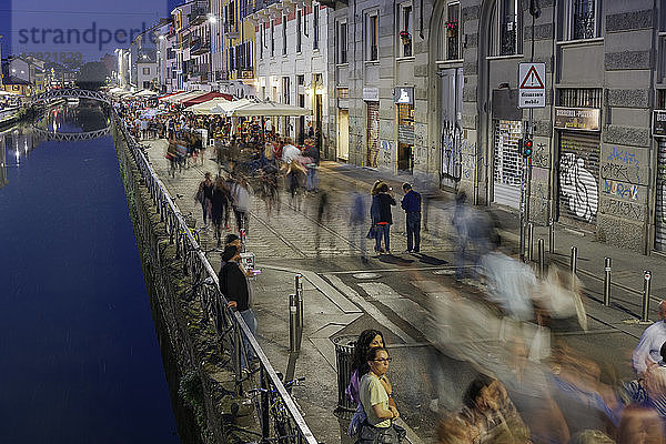 Navigli-Viertel bei Nacht mit Menschenmenge am Ufer des Naviglio Grande-Kanals  Mailand  Lombardei  Italien  Europa