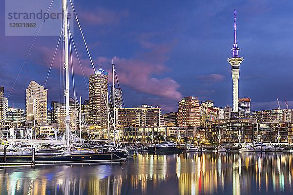 Viaduct Harbour Hafengebiet und Auckland Marina bei Nacht  Auckland Skyline  Sky Tower  Auckland  Nordinsel  Neuseeland  Pazifik