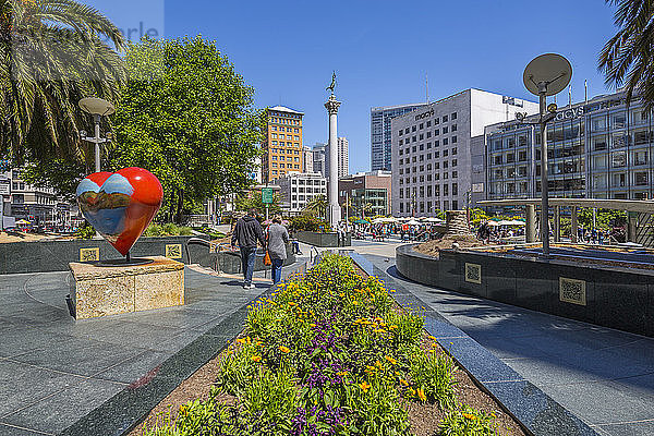 Blick auf Gebäude und Besucher am Union Square  San Francisco  Kalifornien  Vereinigte Staaten von Amerika  Nordamerika