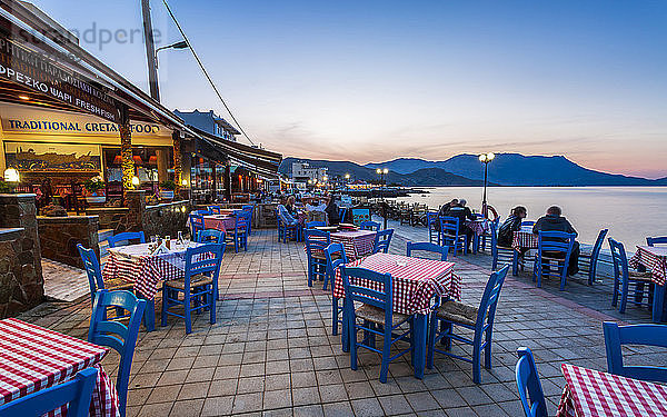 Traditionelles kretisches Restaurant an der Paraliaki-Promenade bei Sonnenuntergang in Kissamos  Kreta  Griechische Inseln  Griechenland