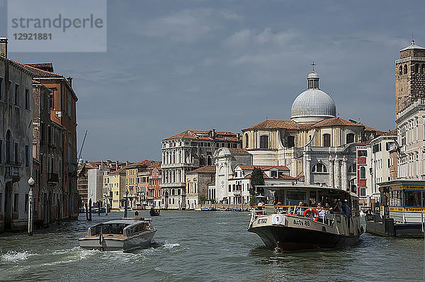 Wasserbus und Taxi  Canal Grande bei Marcuola  Venedig  UNESCO-Weltkulturerbe  Venetien  Italien