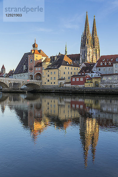 Blick auf den Dom St. Peter  die Steinerne Brücke und den Brückenturm  Regensburg  Bayern  Deutschland
