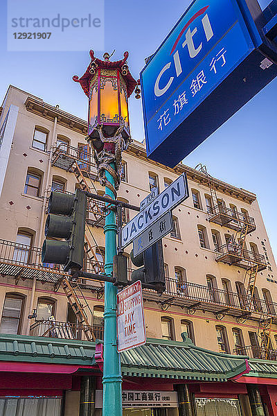 Blick auf einen verschnörkelten Laternenpfahl in Chinatown  San Francisco  Kalifornien  Vereinigte Staaten von Amerika  Nordamerika