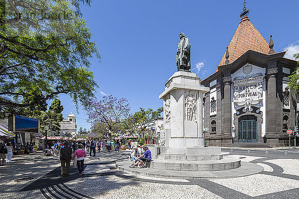 Blick auf die Statue von Joao Goncalves Zarco und die Banco de Portugal  Funchal  Madeira  Portugal  Atlantik