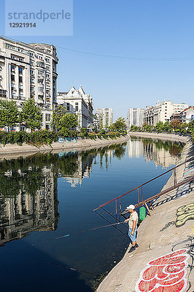 Ein Fischer auf dem Fluss Dimbovita in Bukarest  Rumänien