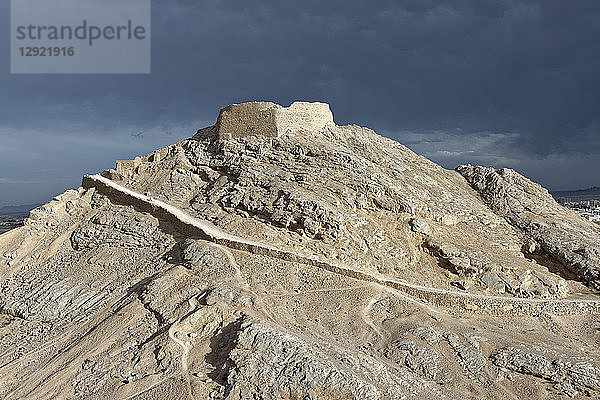 Zoroastrischer Turm des Schweigens am Rande der Stadt  Yazd  Iran  Naher Osten