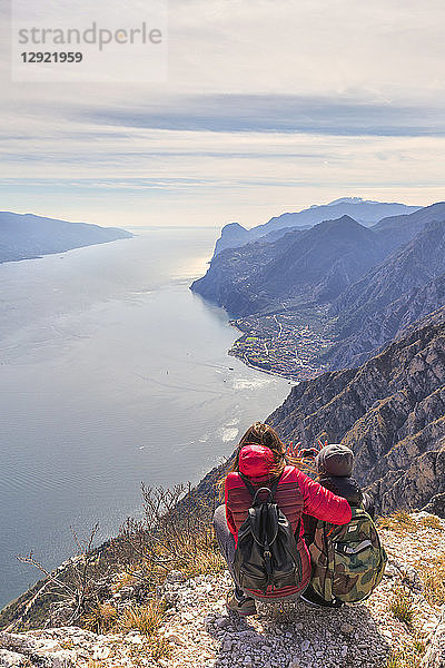 Ein Paar macht ein Foto auf der Cima Larici  Riva del Garda  Gardasee  Provinz Trient  Trentino-Südtirol  Italienische Seen  Italien