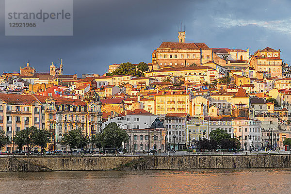 Blick vom Fluss Mondego auf die Altstadt mit der Universität auf der Spitze des Hügels bei Sonnenuntergang  Coimbra  Portugal  Europa
