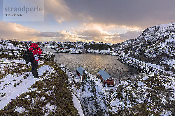 Fotograf auf felsigem Gipfel  Nusfjord  Lofoten-Inseln  Nordland  Norwegen
