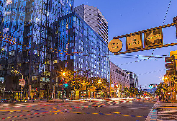 Blick auf die Market Street in der Abenddämmerung  San Francisco  Kalifornien  Vereinigte Staaten von Amerika  Nordamerika