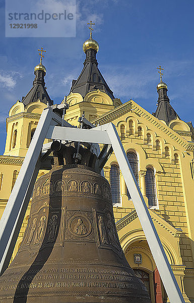 Alte Riesenglocke vor der Alexander-Newski-Kathedrale in Nischni Nowgorod an der Wolga  Russland  Europa