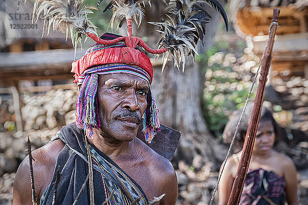 Dorfchef und Gemeinschaft des Abui-Stammes in traditioneller Kleidung  Insel Alor  Indonesien  Südostasien