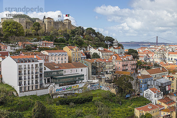 Blick vom Sophia de Mello Breyner Andresen Lookout auf die Burg Sao Jorge und das Stadtzentrum  Lissabon  Portugal  Europa
