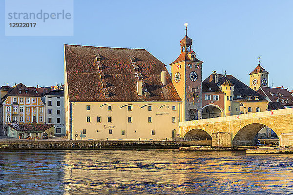 Blick auf die Steinerne Brücke und den Brückenturm  Regensburg  Bayern  Deutschland