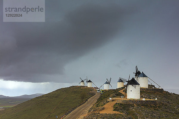 Gewitterwolken an den Windmühlen von Consuegra  Don Quijote-Route  Provinz Toledo  Region Kastilien-La Mancha  Spanien
