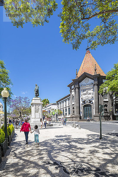 Blick auf die Statue von Joao Goncalves Zarco und die Banco de Portugal  Funchal  Madeira  Portugal  Atlantik