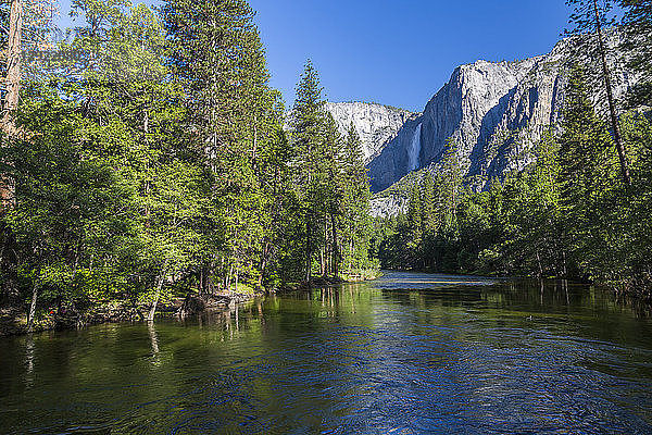 Blick auf den Merced River und die Upper Yosemite Falls  Yosemite-Nationalpark  UNESCO-Welterbe  Kalifornien  Vereinigte Staaten von Amerika  Nordamerika