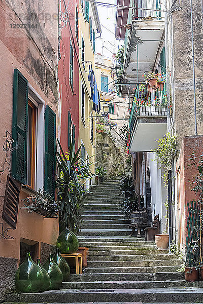 Bunte Gebäude und Treppen in Monterosso  Cinque Terre  UNESCO-Weltkulturerbe  Ligurien  Italien
