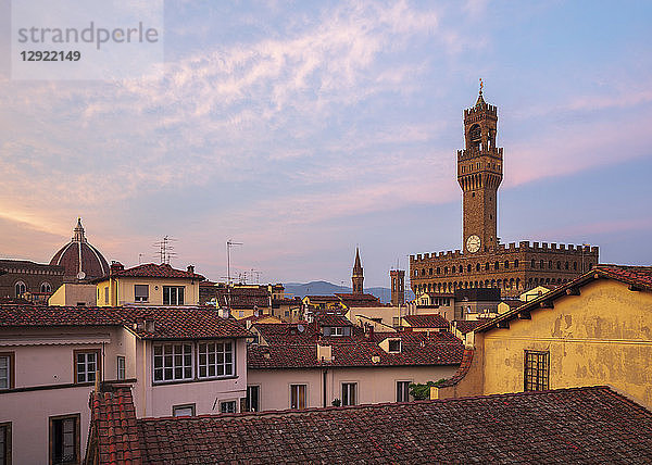 Blick über die Dächer des historischen Zentrums von Florenz auf den Palazzo Vecchio in der Abenddämmerung  Florenz  UNESCO-Weltkulturerbe  Toskana  Italien