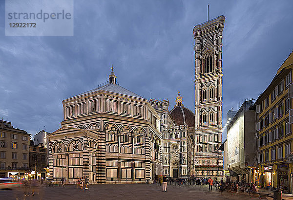 Der Florenzer Campanile und die Kathedrale am frühen Abend mit Menschen  die auf der Piazza Di San Giovanni spazieren gehen  Florenz  UNESCO-Weltkulturerbe  Toskana  Italien