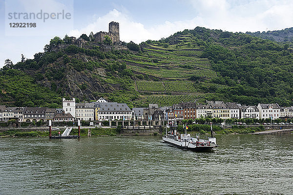 Kaub und Burg Gutenfels mit Autofähre  Rhein  Deutschland  Europa