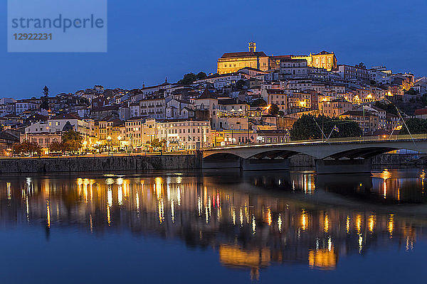 Blick vom Fluss Mondego auf die Altstadt mit der Universität auf der Spitze des Hügels in der Abenddämmerung  Coimbra  Portugal  Europa